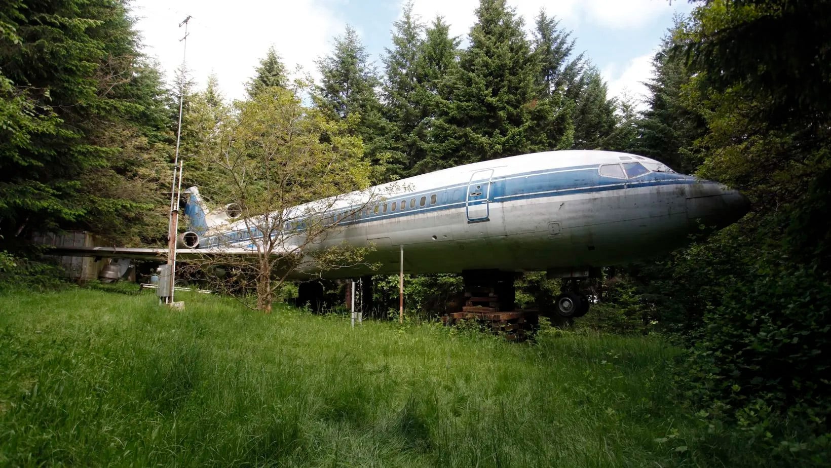 Há um Boeing 727 estacionado nesta floresta (e você pode vê-lo no Google Maps)